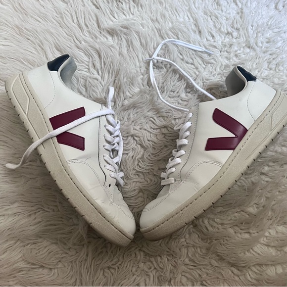 Veja V-10 Sneakers - Picture 2 of 9